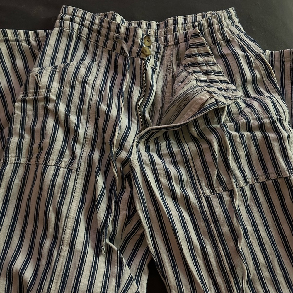 American eagle navy and white striped capris.